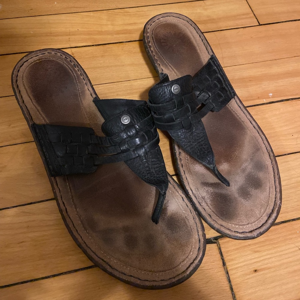 Womens size 11 ugh flip flops